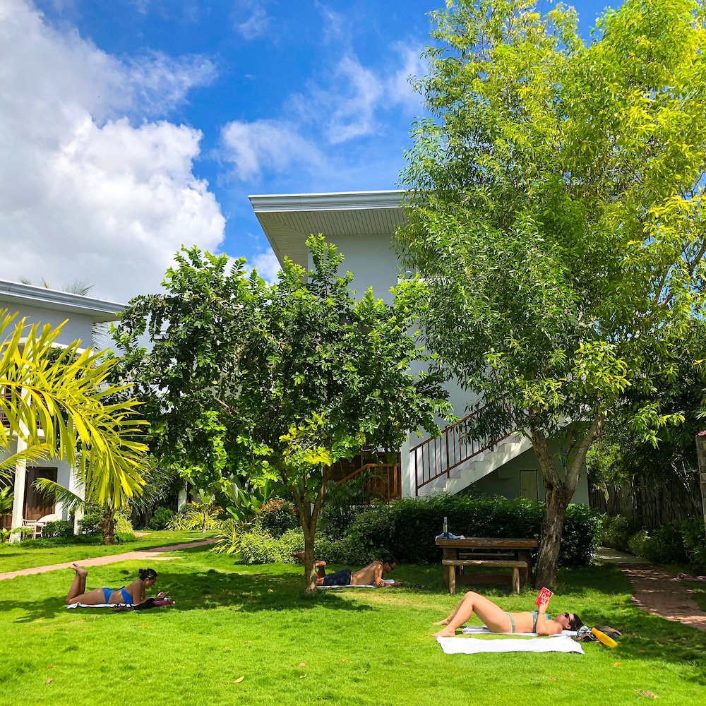 Red Picnic Hostel 25/35