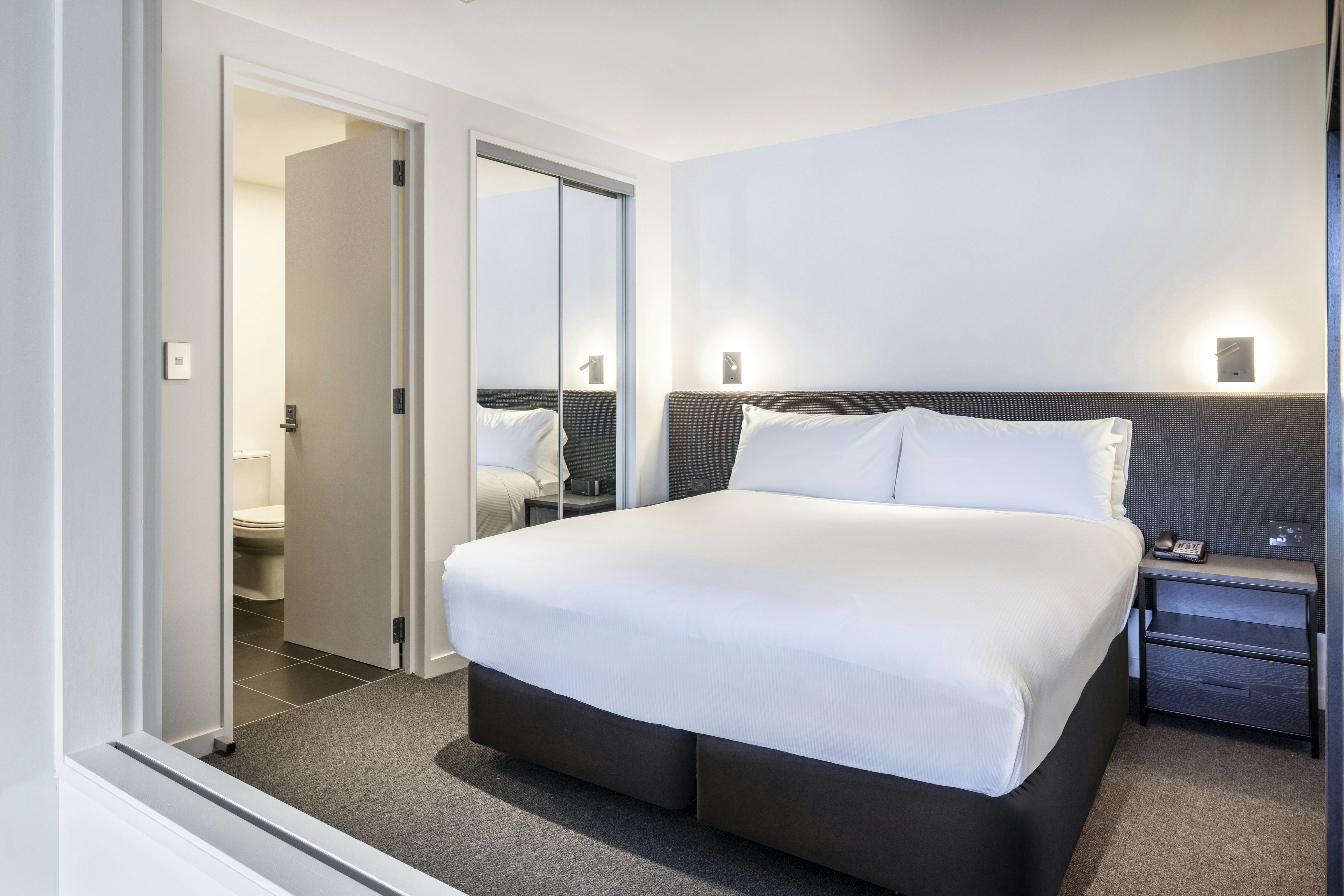 غرفة بإطلالة على البحيرة بغرفتي نوم، Hilton Queenstown Resort and Spa 4/10