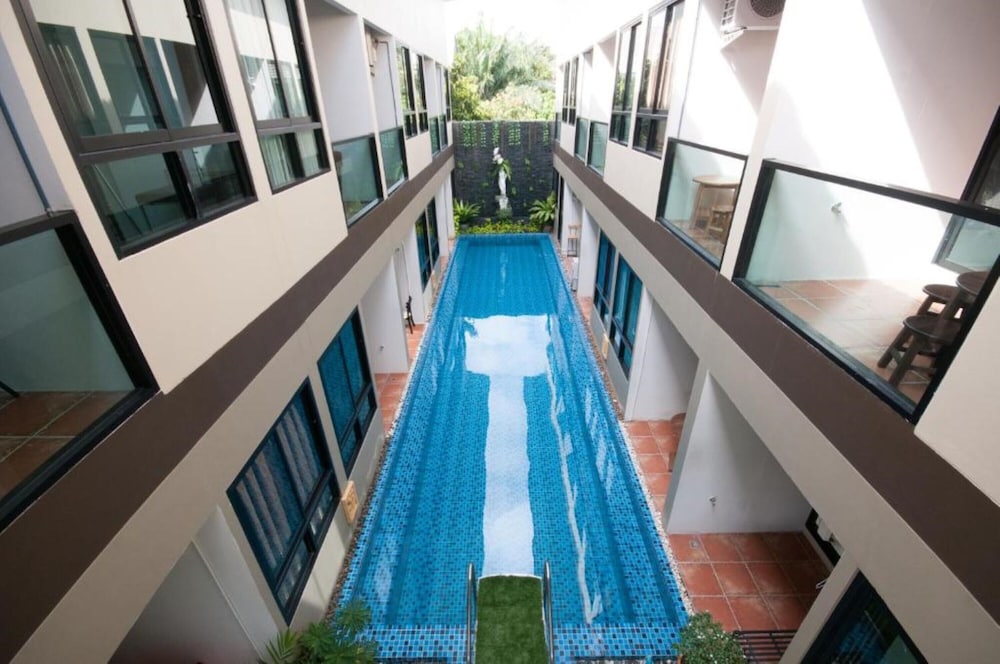 The Pool Resort 8/50