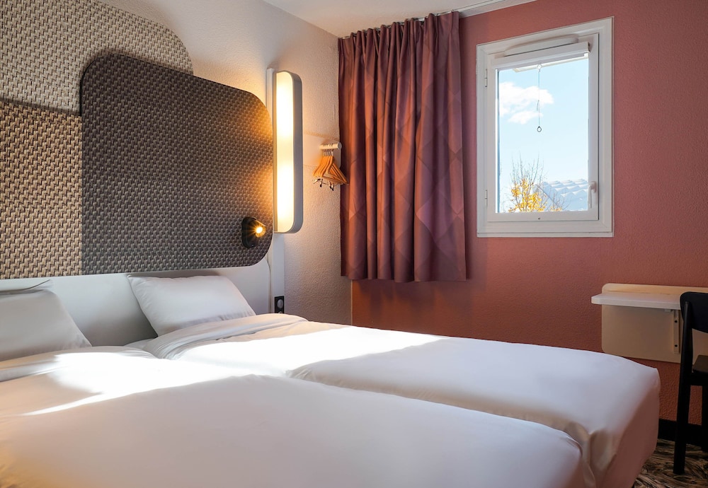 ROOM, TWIN BEDS