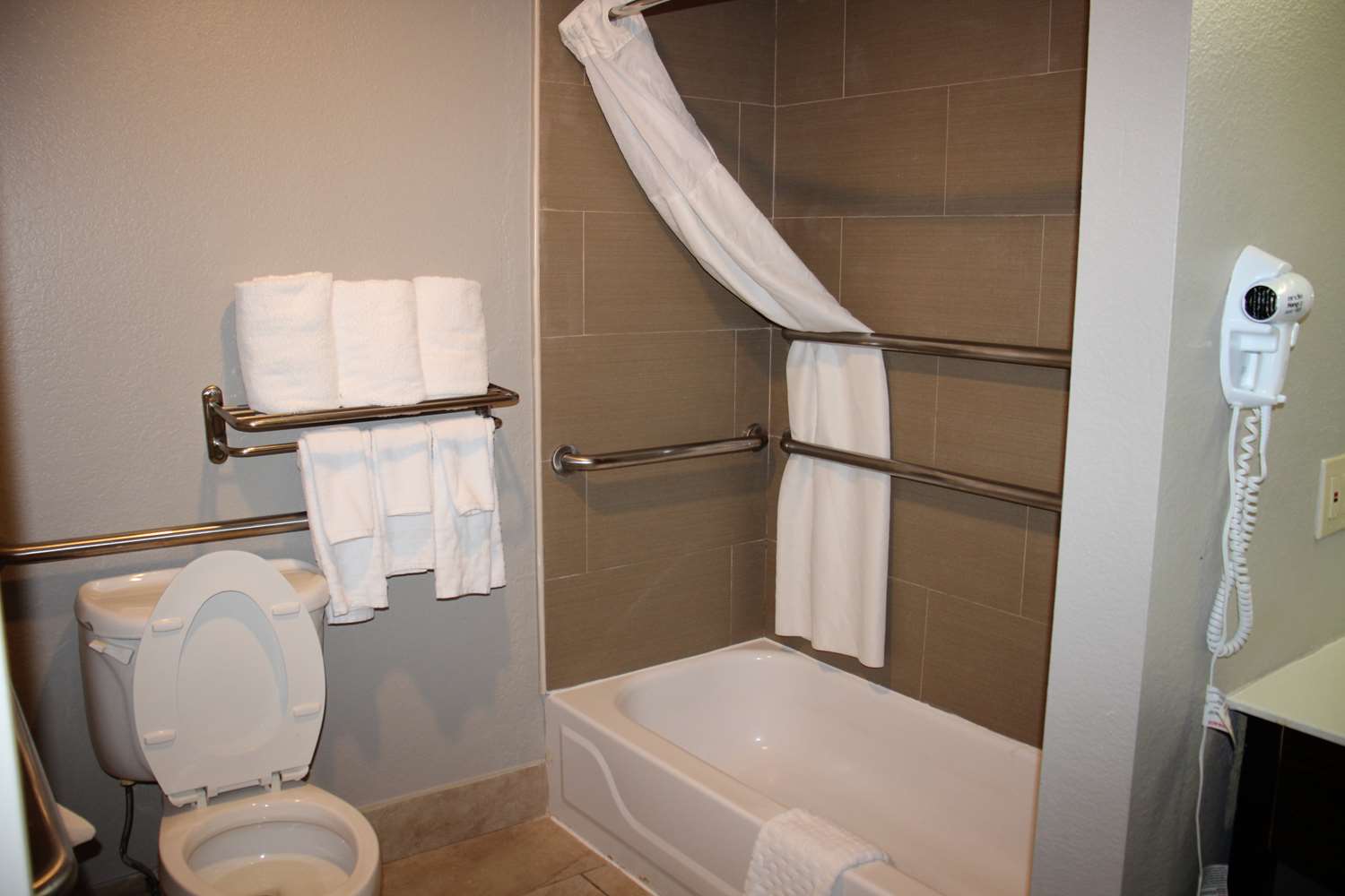 غرفة بسرير كينج بحوض استحمام لذوي الإعاقة، Boca Suites Deerfield Beach, SureStay Collection by Best Western FL 3/4