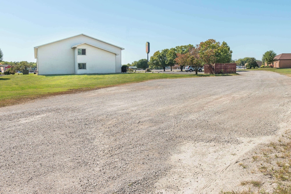 Super 8 by Wyndham Du Quoin 20/23