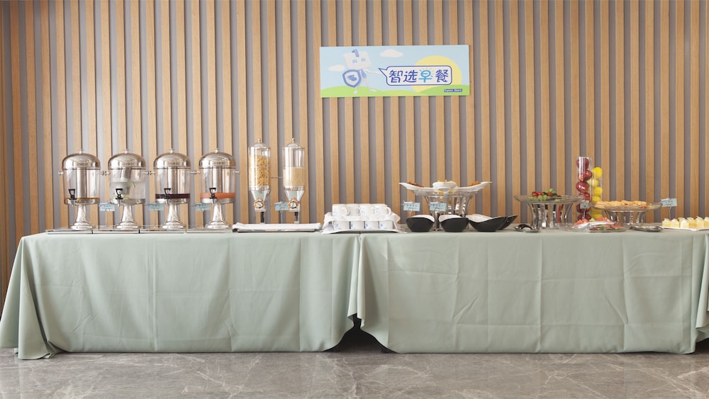 Holiday Inn Express Chengdu Airport Zone 63/75