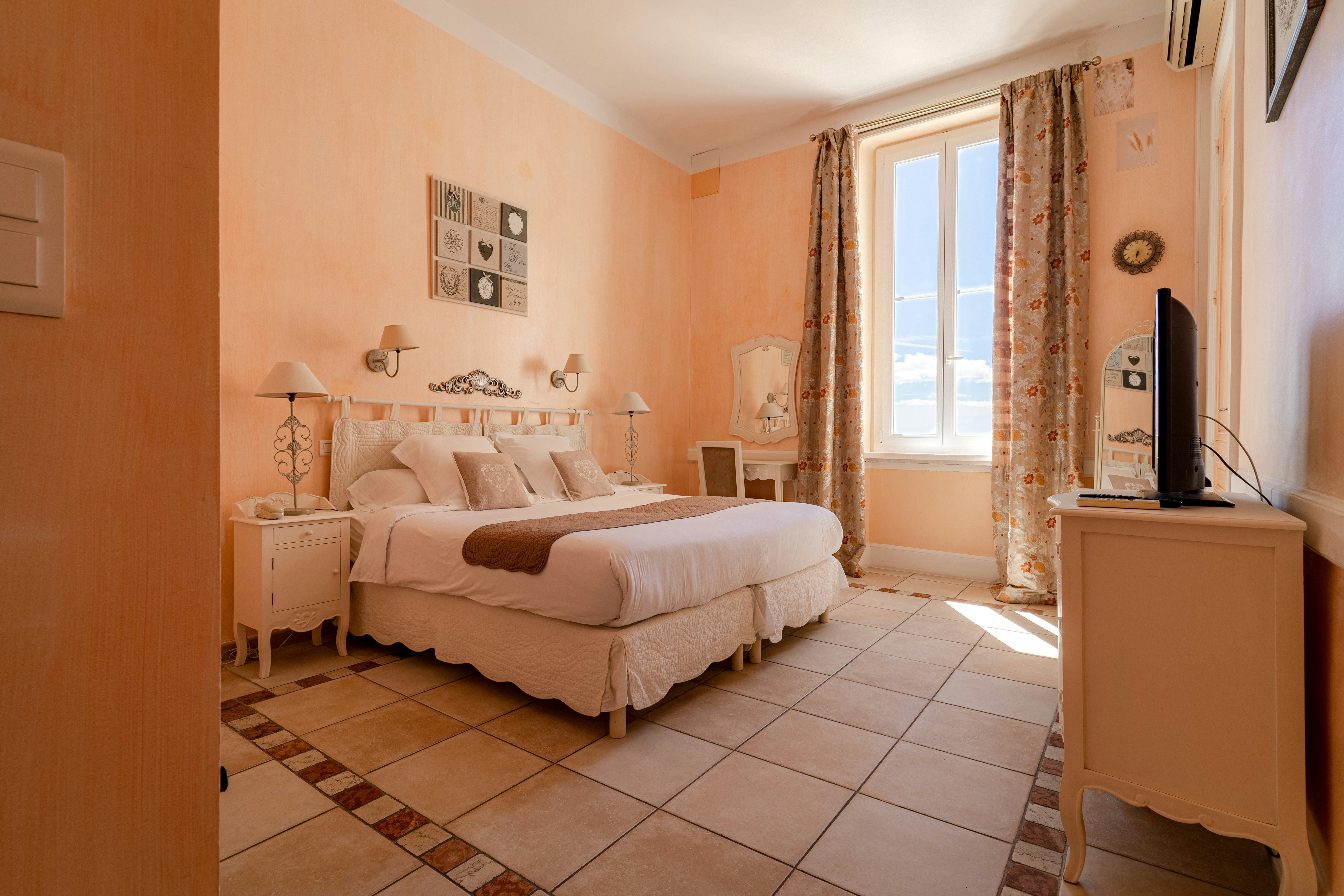 غرفة بسرير مزدوج بإطلالة على البحر، L Orangeraie Hotel 3/3