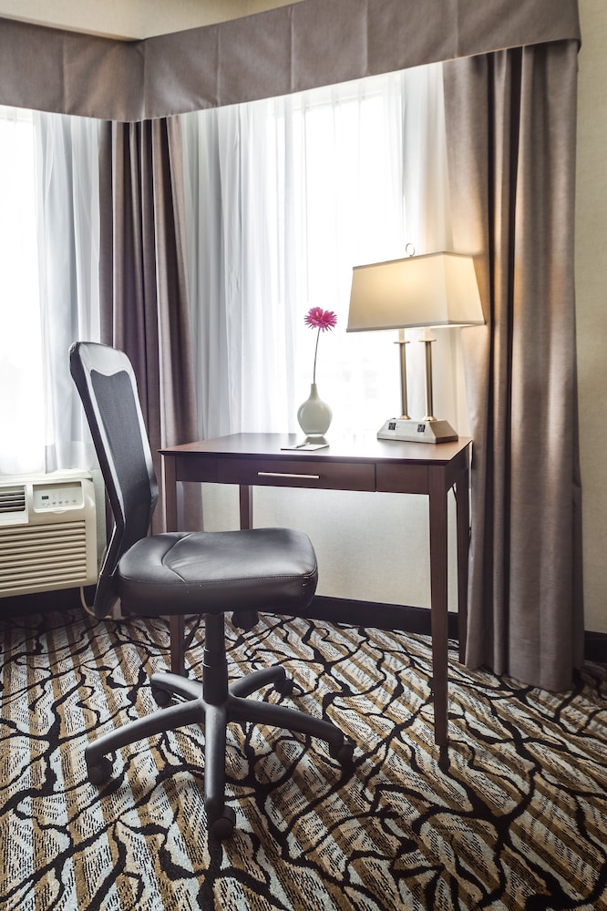 Monte Carlo Inn Oakville Suites 56/68