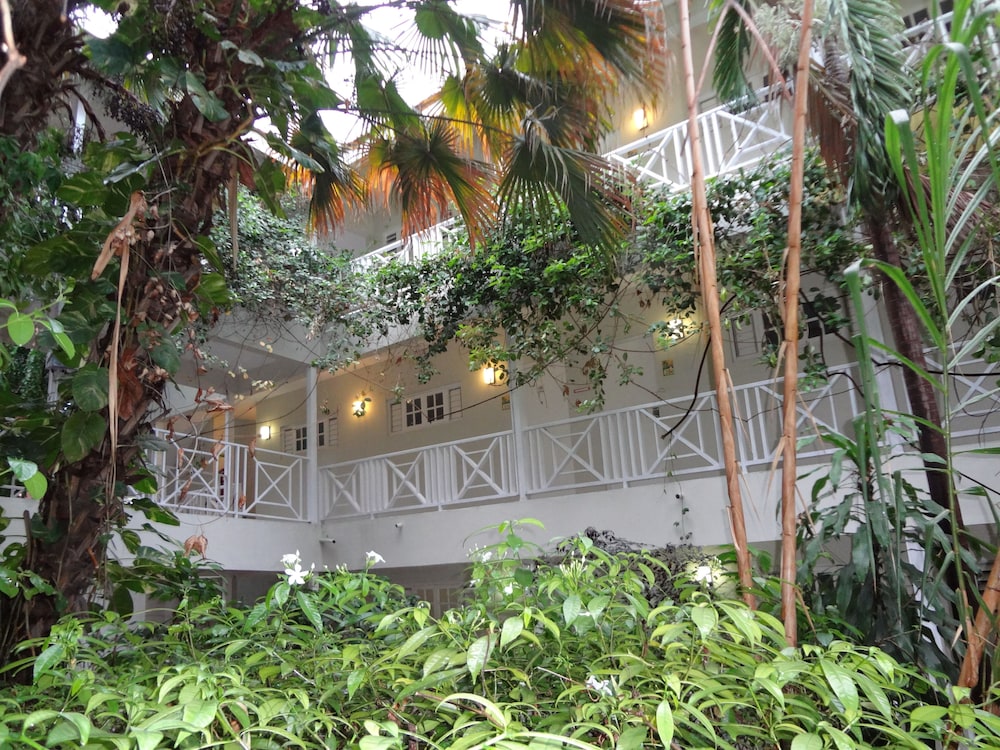 Altamont Court Hotel 2/73