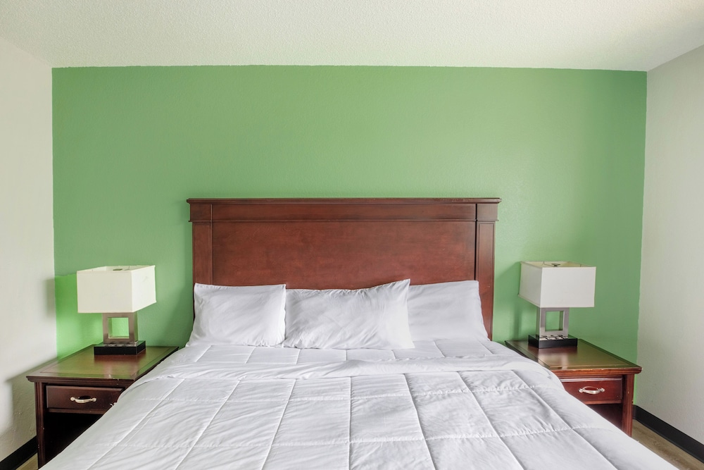 Super Inn by OYO Lansing MI 21/28