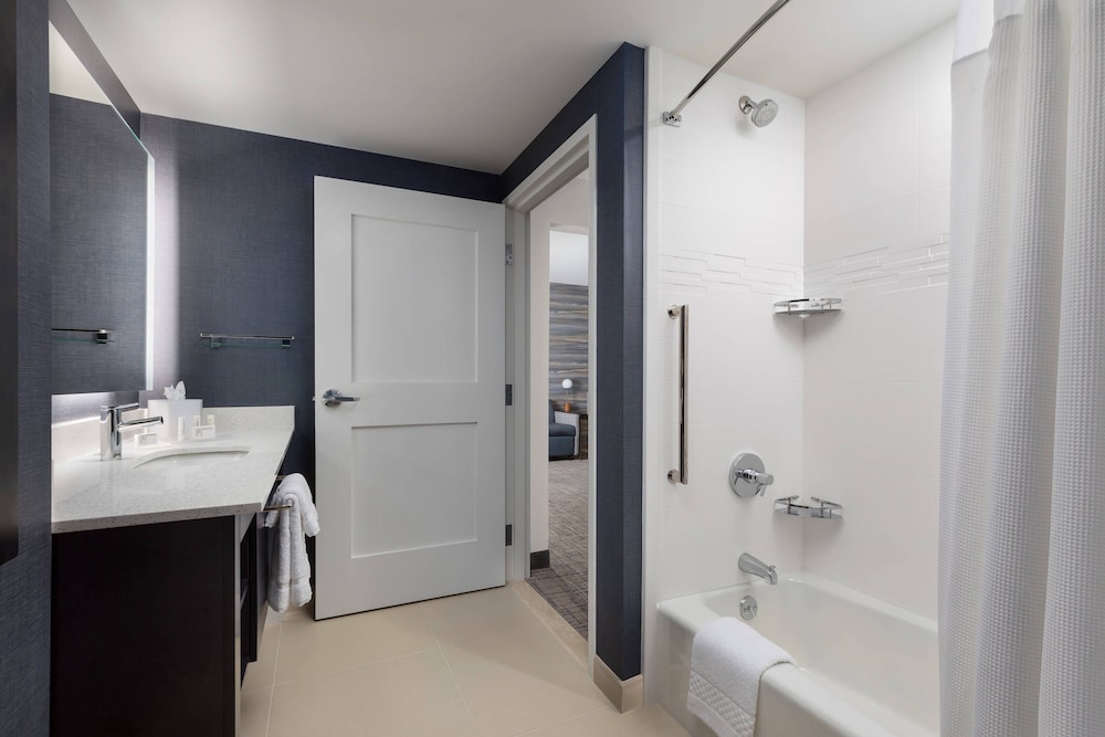 Residence Inn Long Island Garden City 10/51