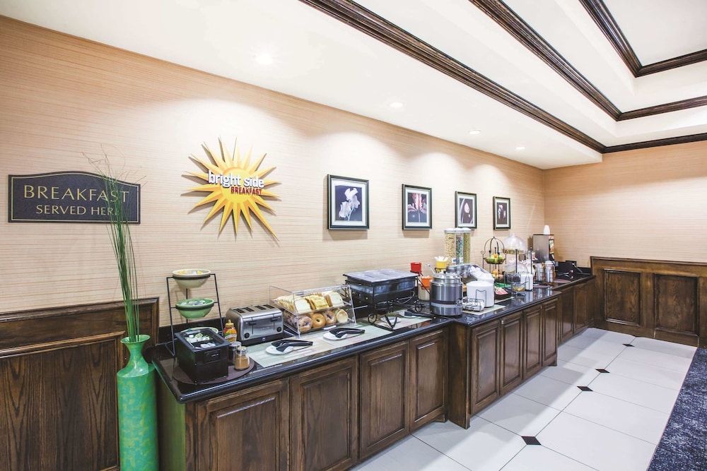 La Quinta Inn & Suites by Wyndham Allen at The Village 21/32