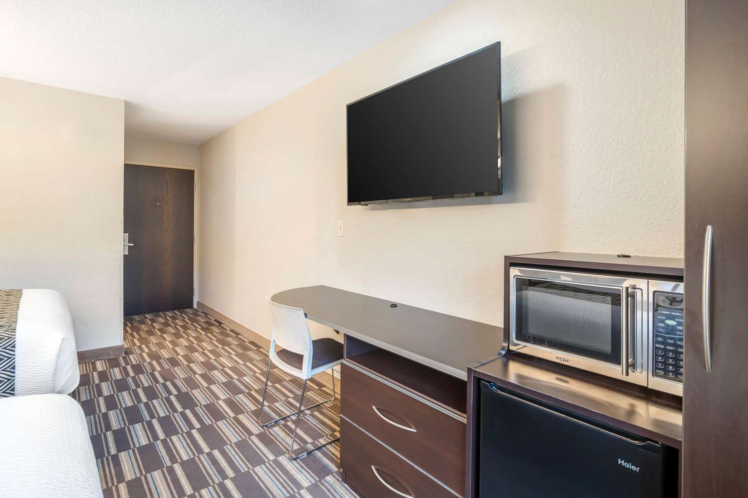 Microtel Inn and Suites by Wyndham Brooksville 38/53