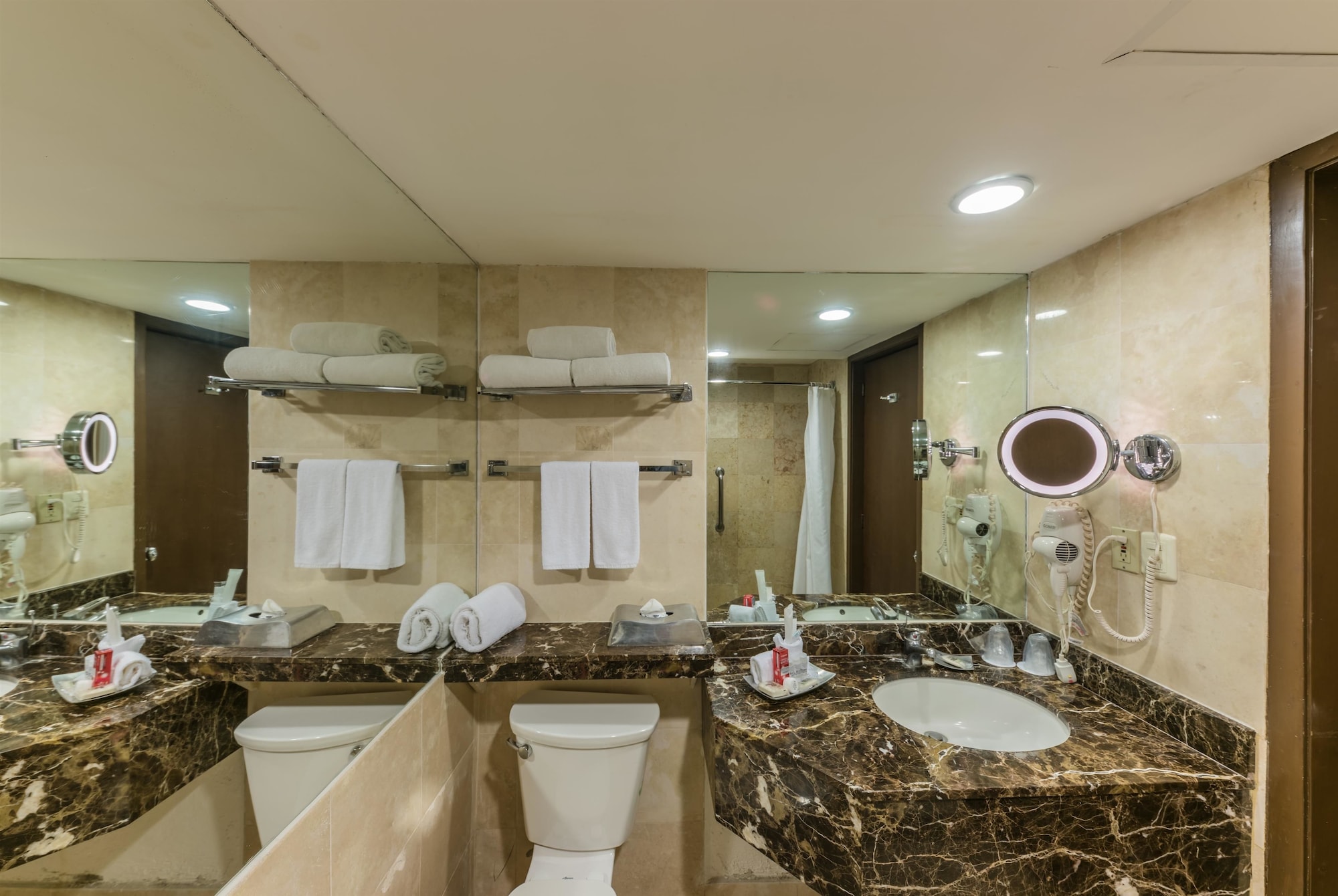 Deluxe, Suite, King Bed, Garden Area، Wyndham Garden Guadalajara Expo 6/6