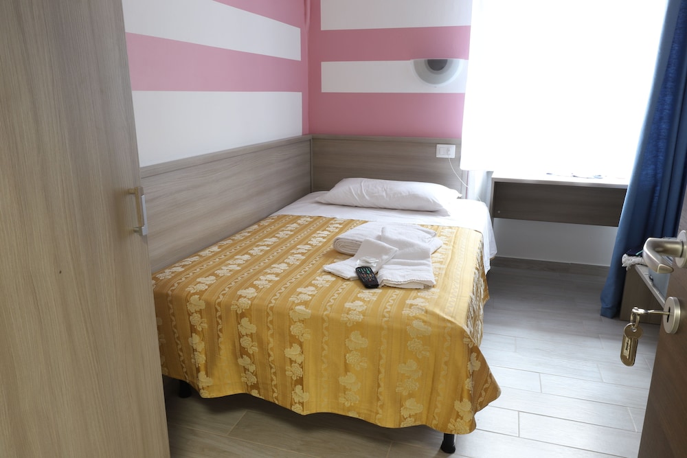 ROOM, SINGLE