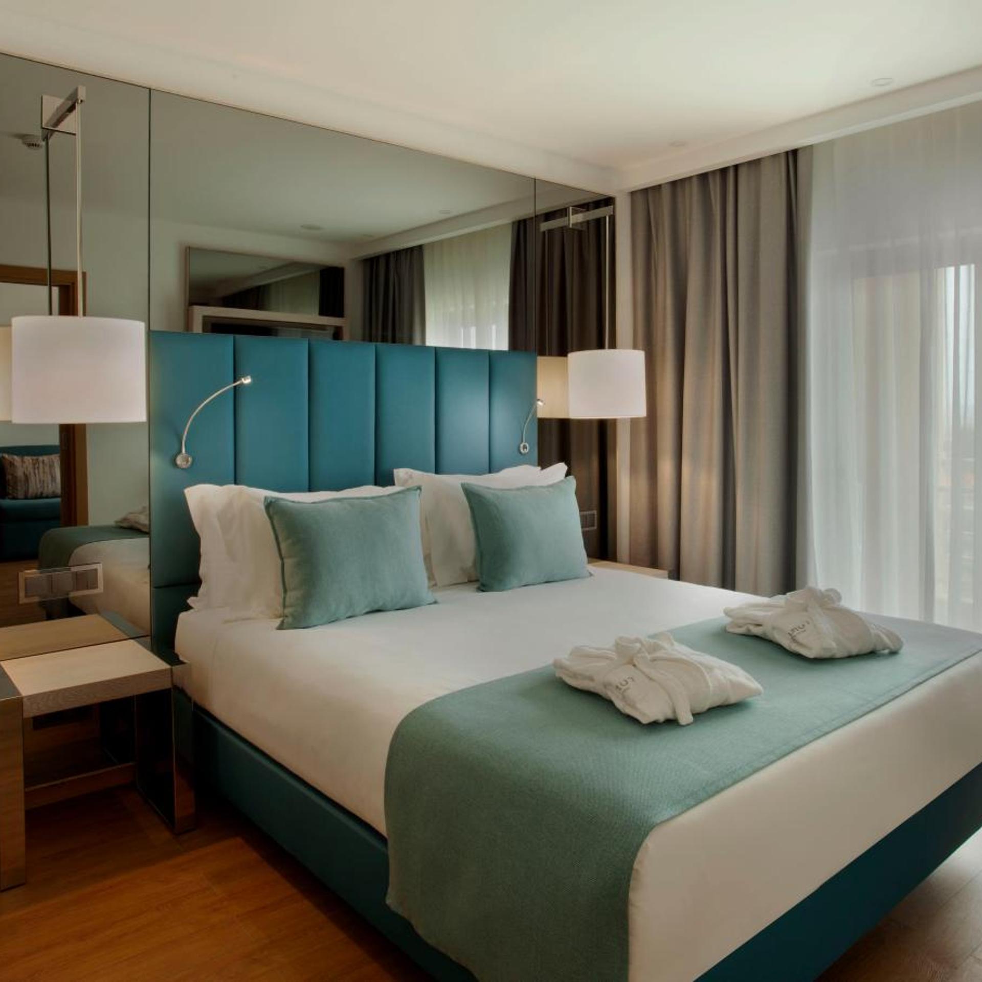 Superior, Suite, Side Sea View