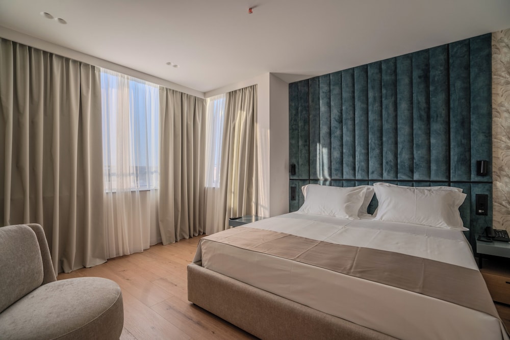 Majestic Hotel 15/50