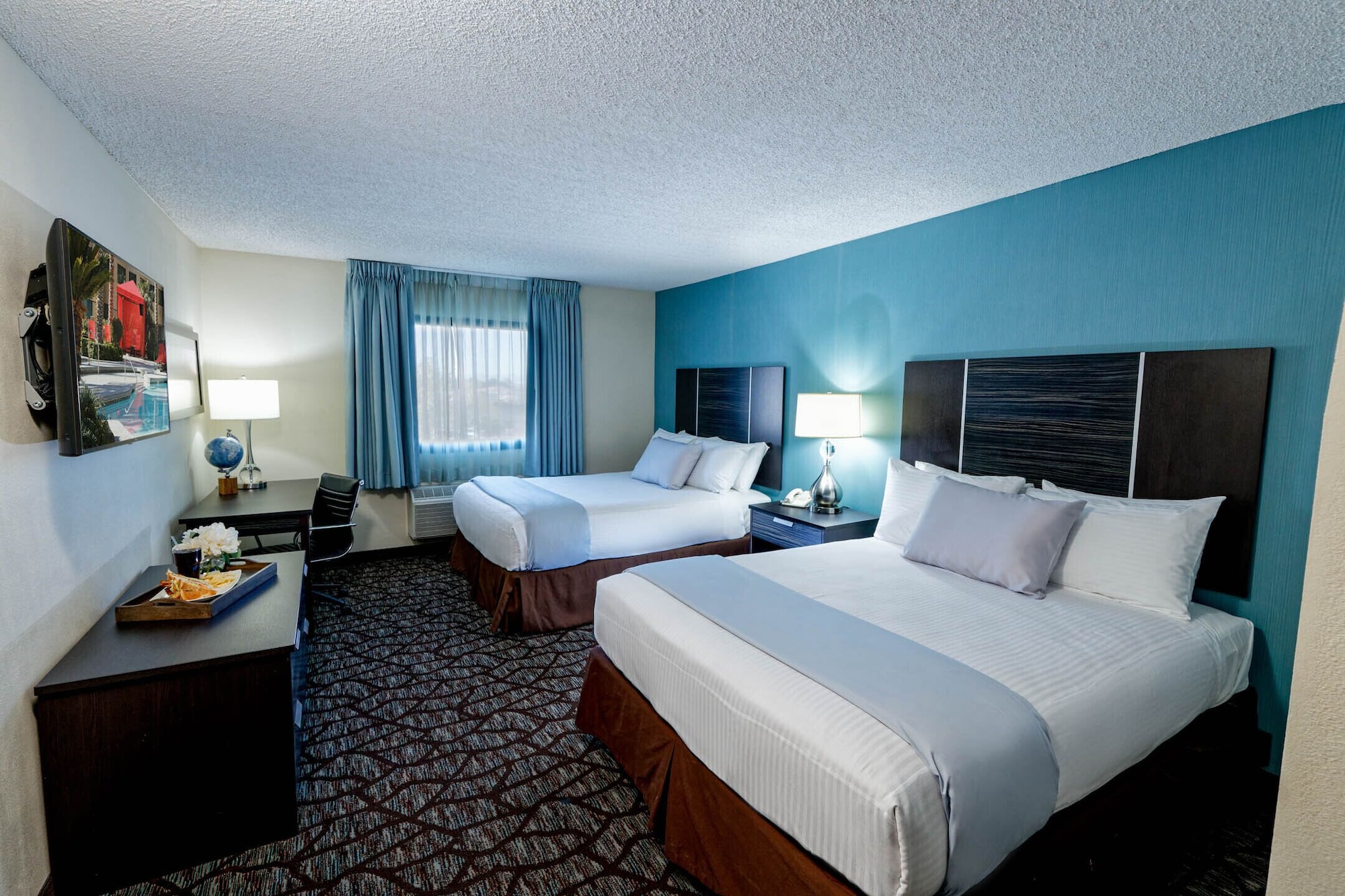 DELUXE, 2 QUEEN BEDS