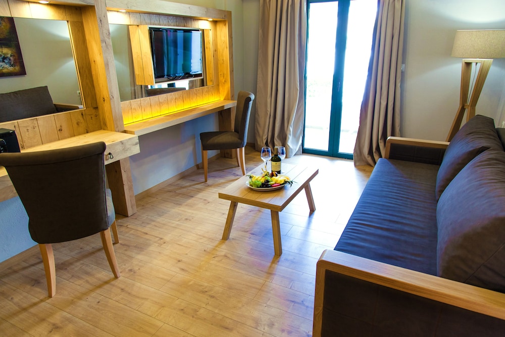 Elmi Suites 39/55