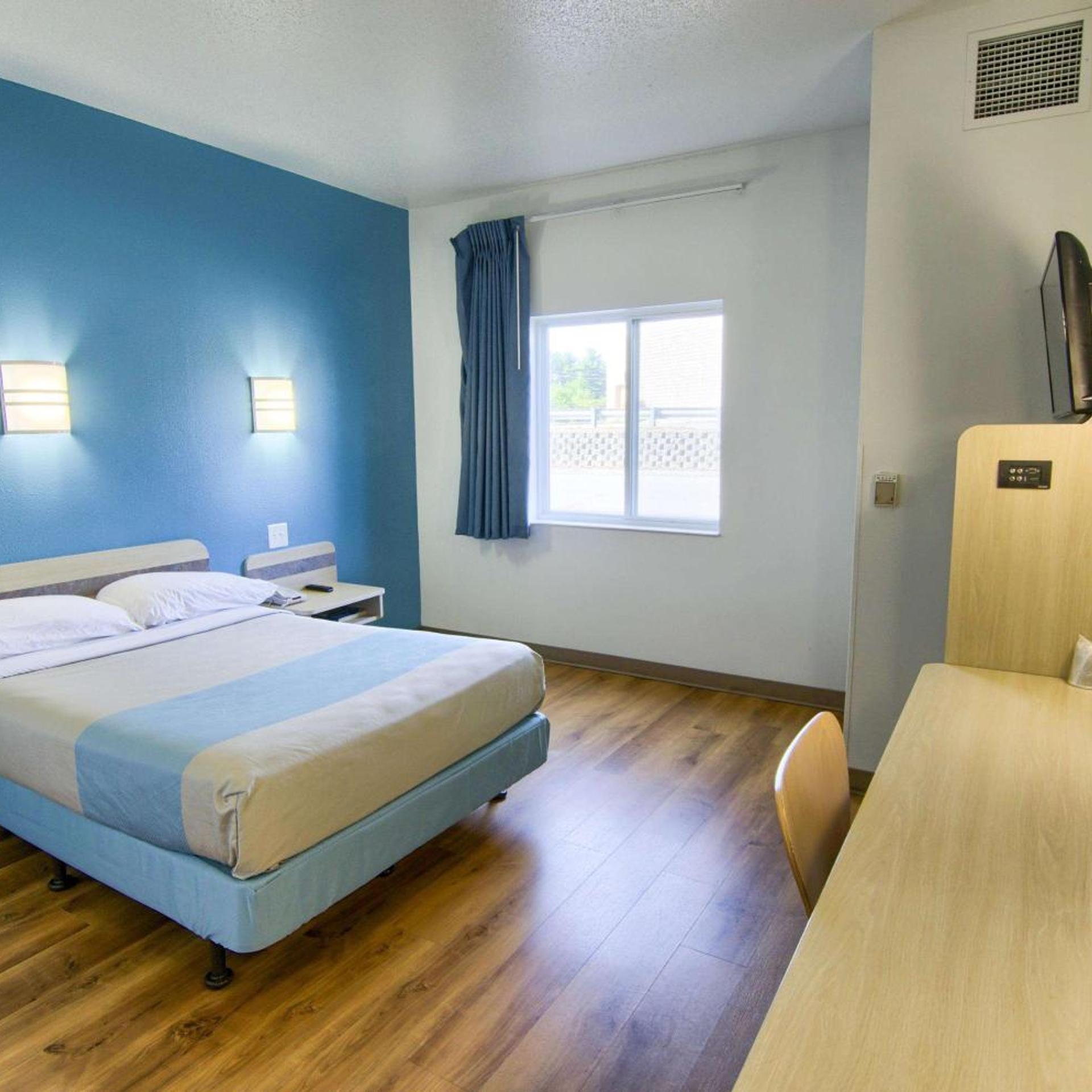 1 Full Bed - ADA/Tub/Mini Fridge، Motel6 Portsmouth, NH 2/10