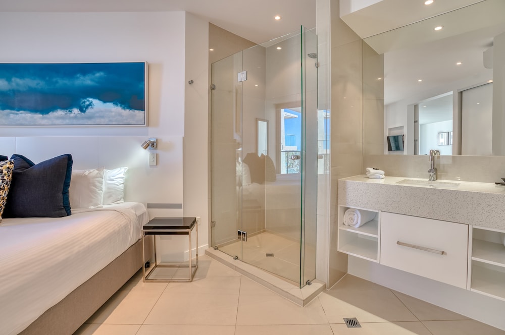 1 Bedroom, Spa, Penthouse, King Bed, Partial Beach View, On The Beach Noosa 8/8