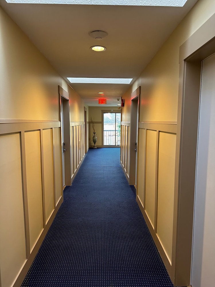 Canadian Inn 20/34
