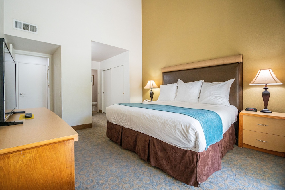 غرفة بسرير كينج وسريرين منفصلين بغرفتي نوم مع أريكة بمطبخ، Desert Breezes Resort 4/10