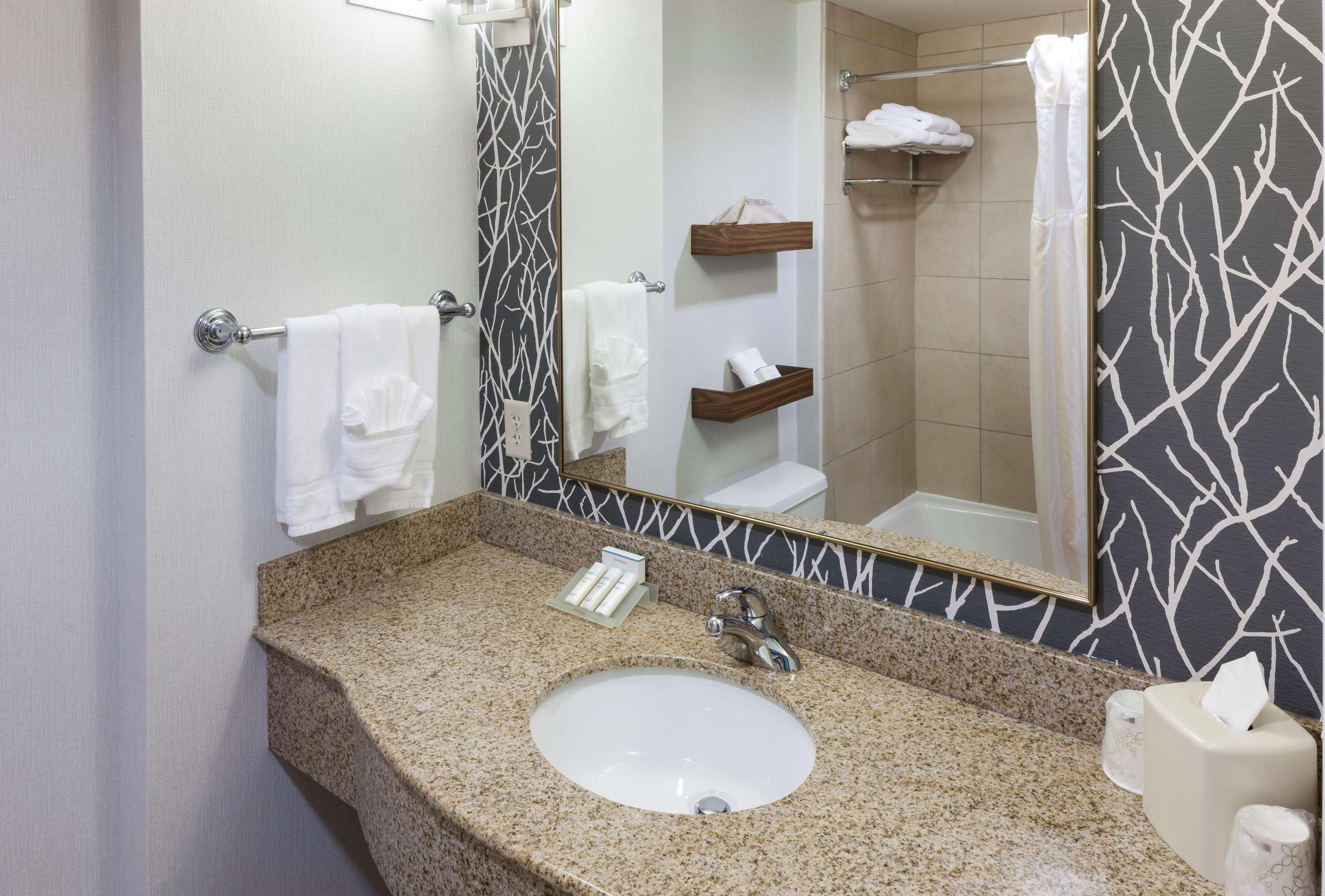 غرفة بريميوم بسرير كوين، Hilton Garden Inn Austin North 2/2