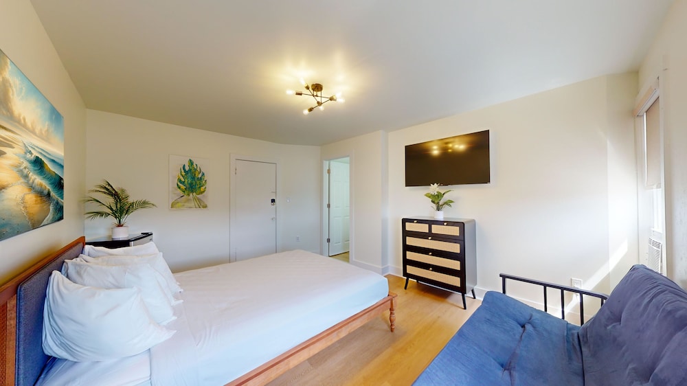 Deluxe, Queen Bed, Sofa