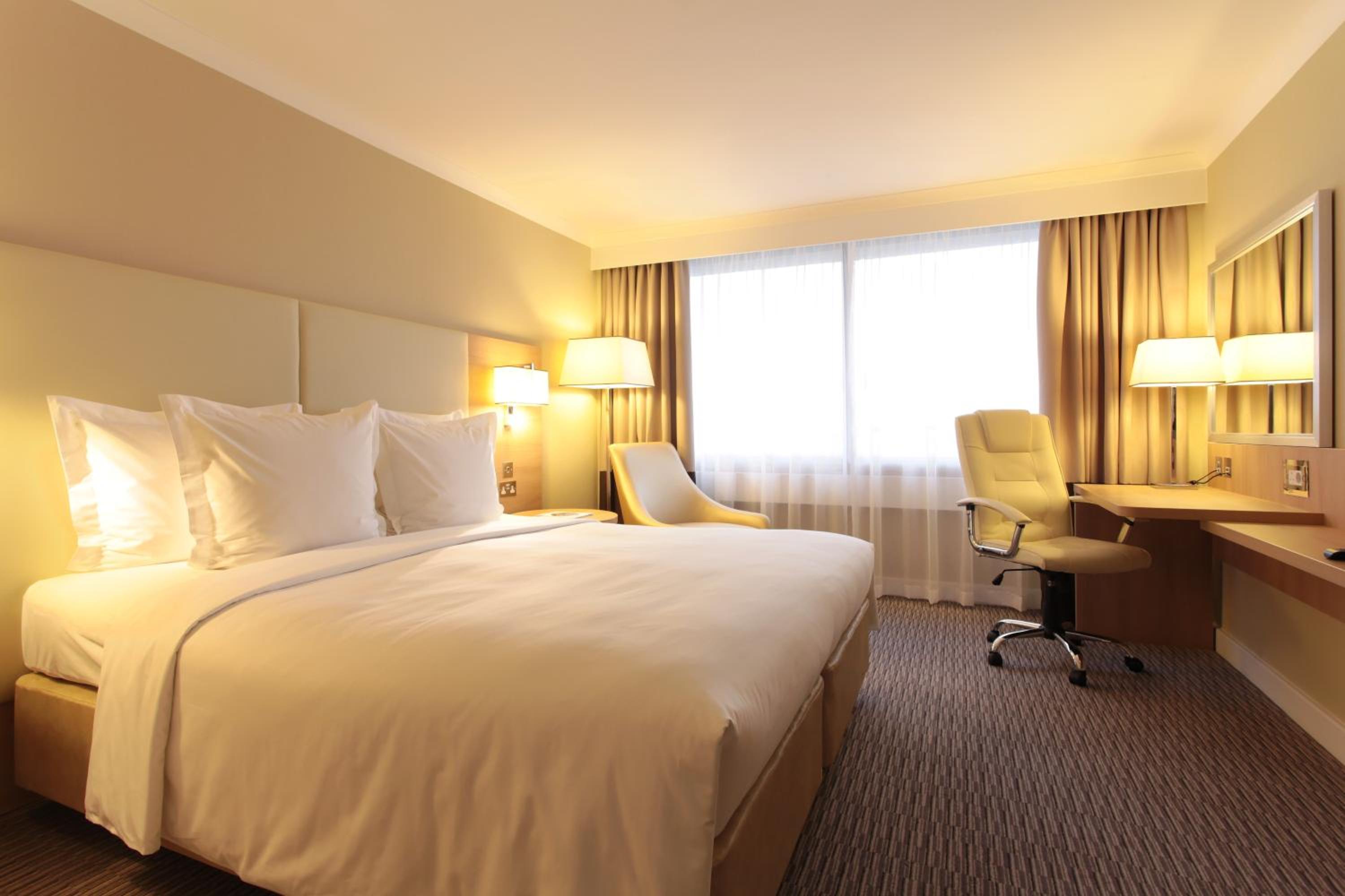 Superior, Double Bed, Runway View، RENAISSANCE LONDON HEATHROW HOTEL 5/9