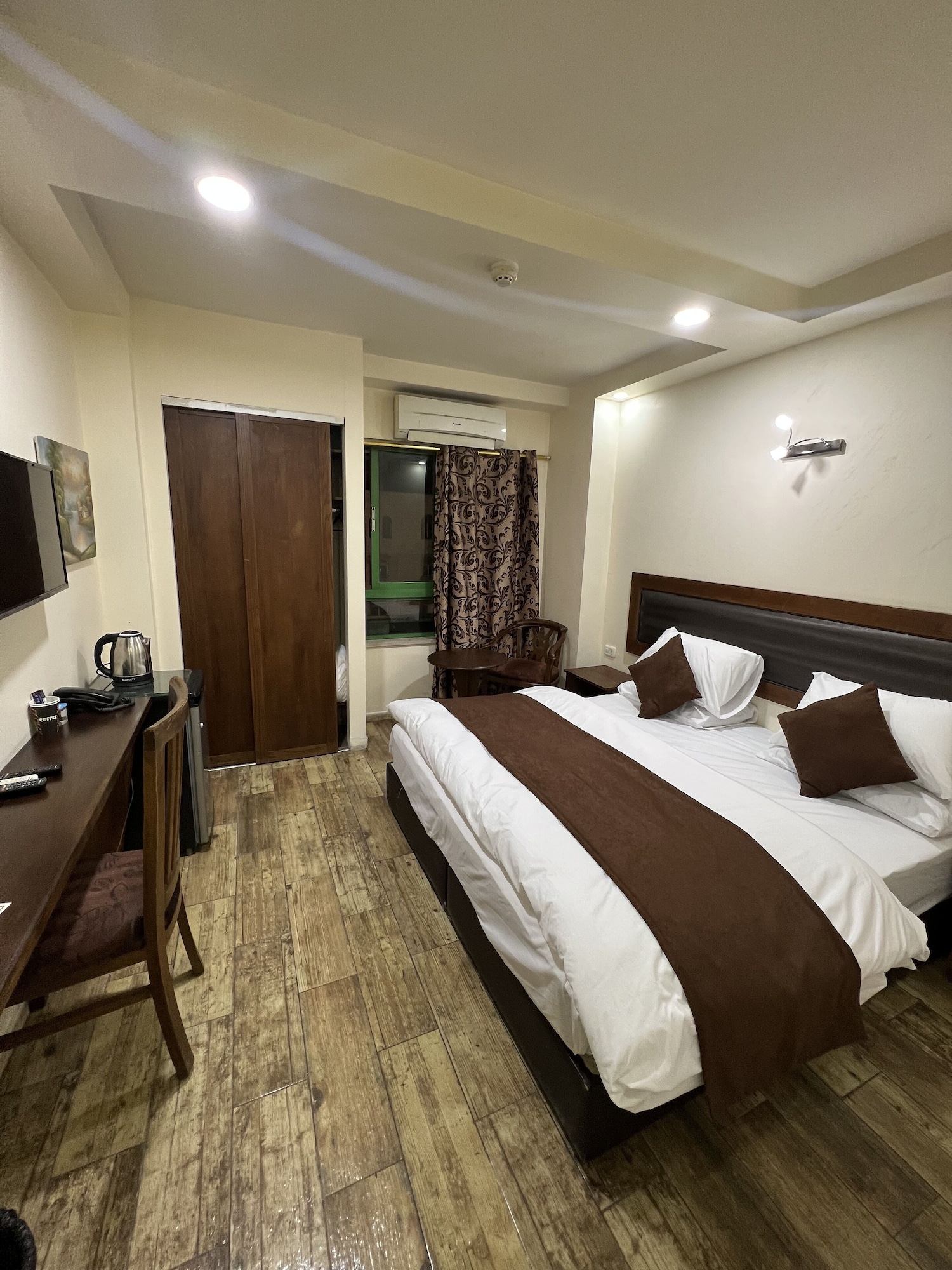 DELUXE, SINGLE, DOUBLE BED