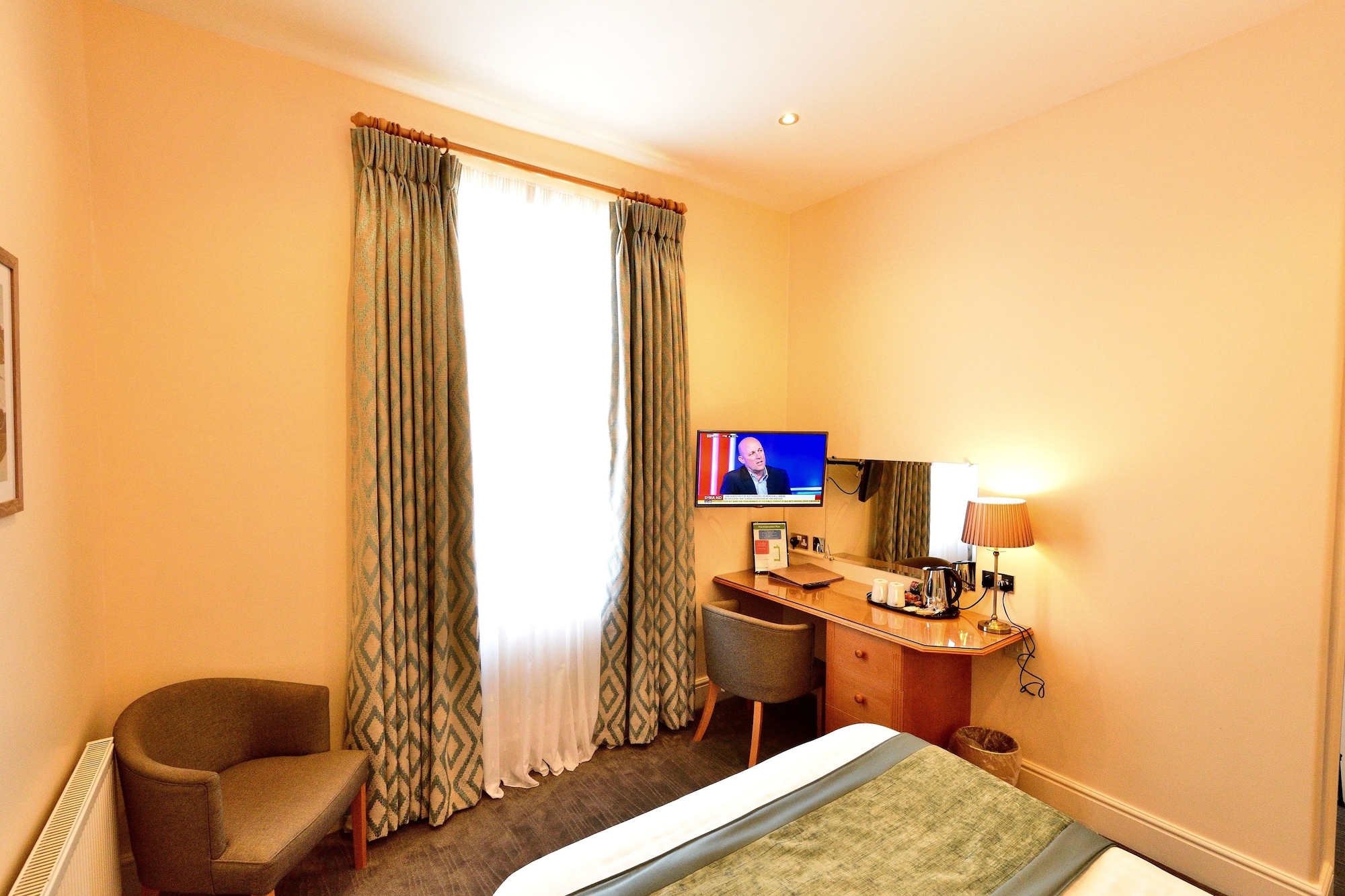 Standard, Double Bed, Queens Court Hotel 5/6