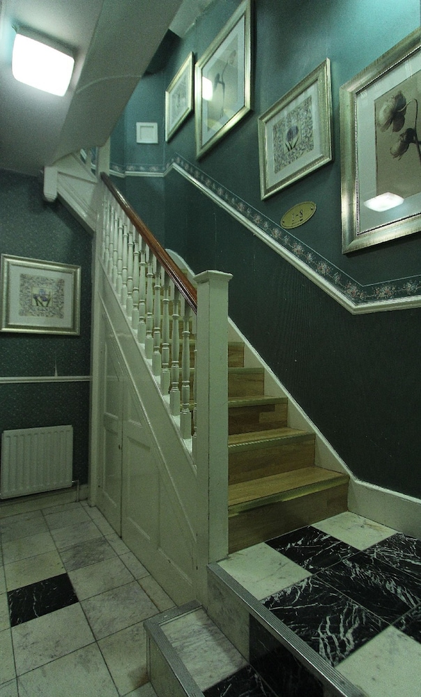 Opulence Centra London Hotel 4/75