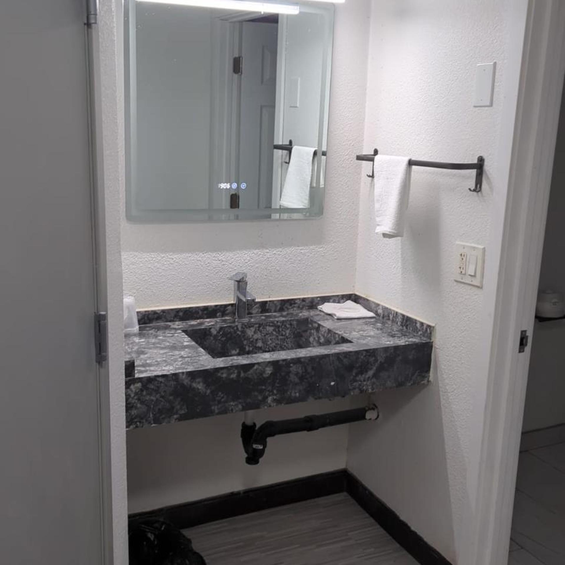 Evergreen Inn Suites Portland 47/48