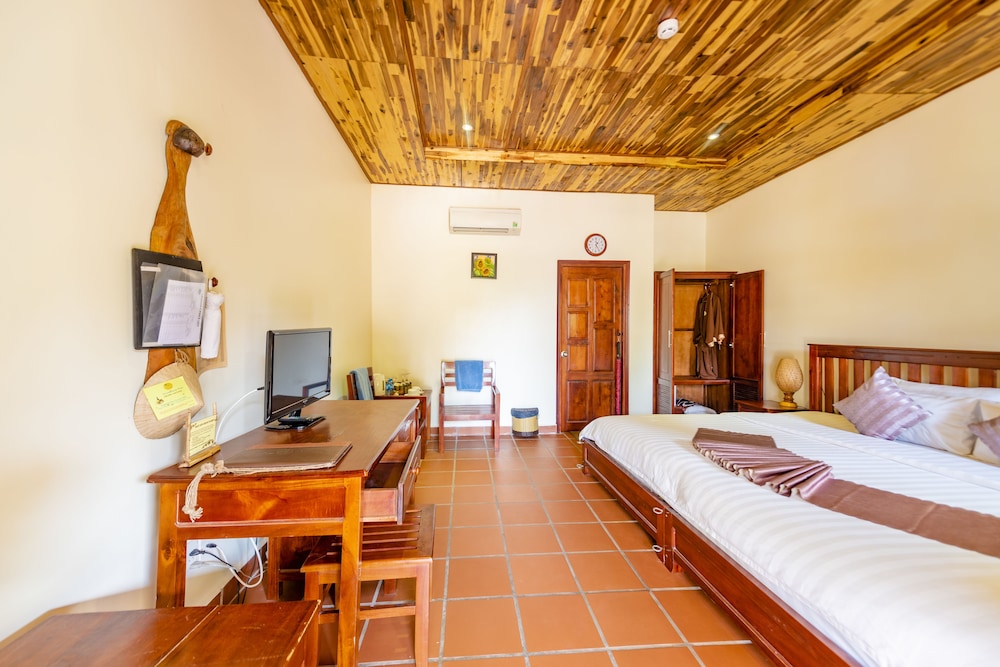 DELUXE, PARTIAL SEA VIEW