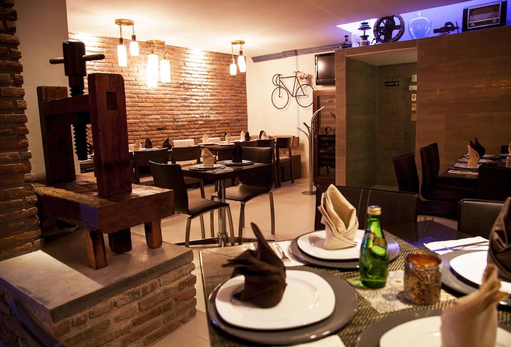 Plaza Gallery Hotel & Boutique 59/70