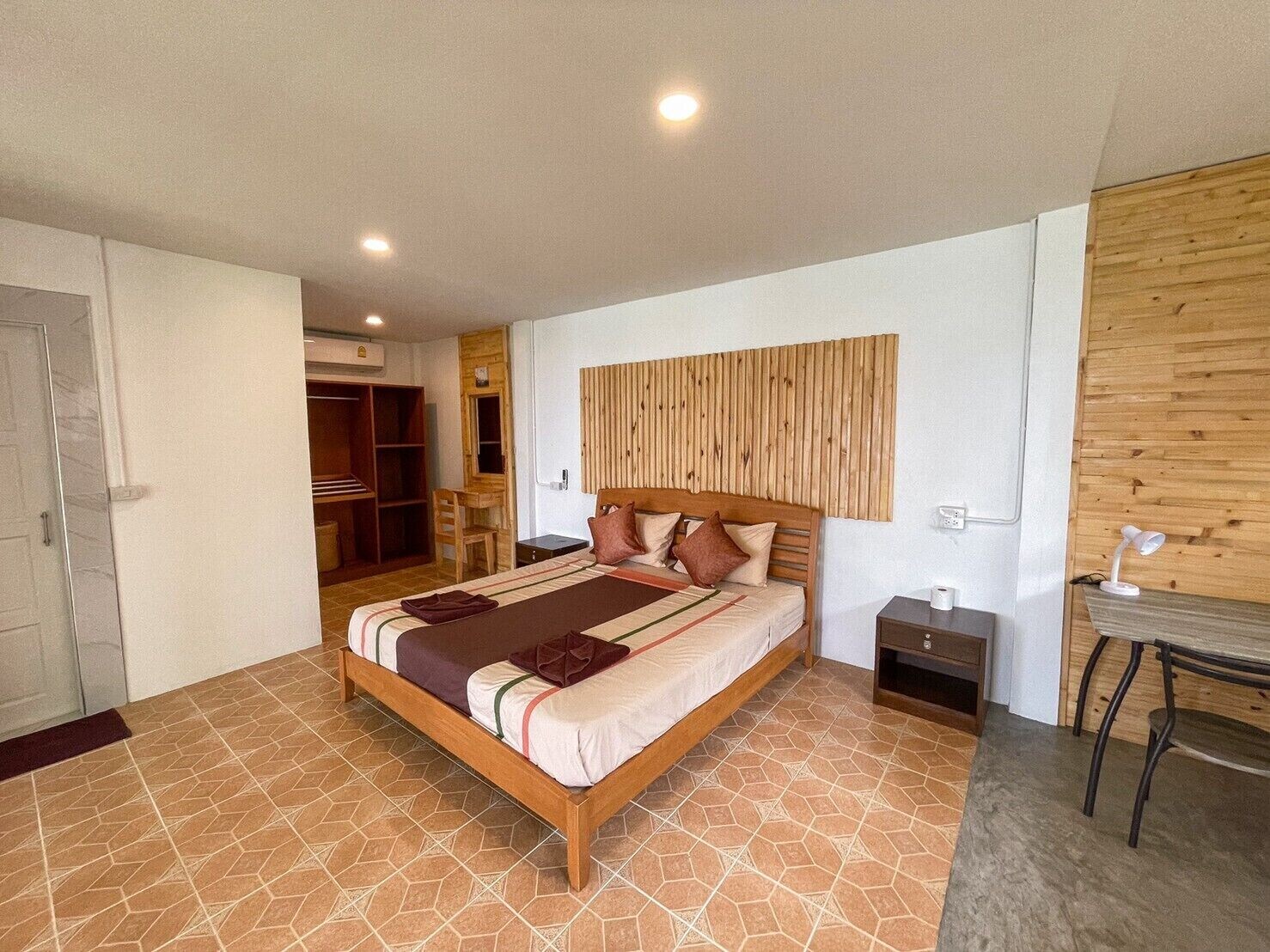 STUDIO, SUITE