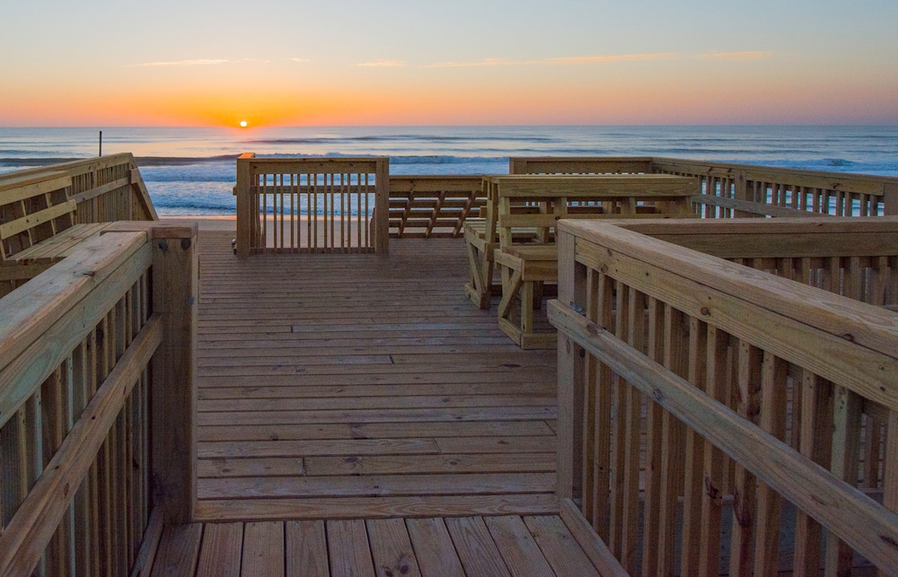 Holiday Inn Express Nags Head Oceanfront 34/62