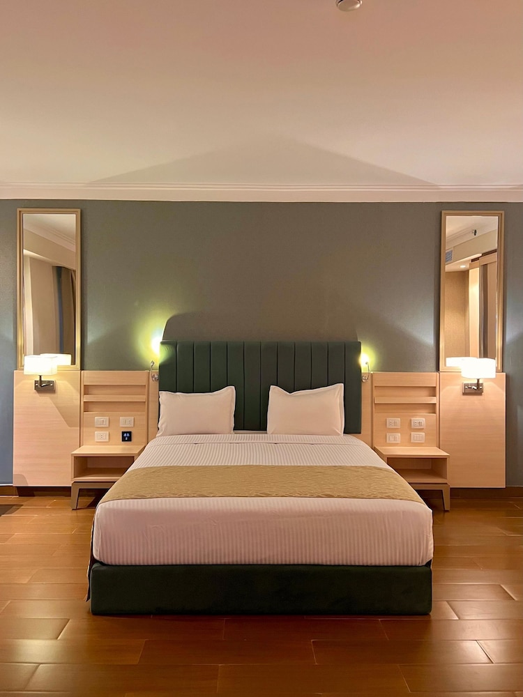 Family, King and Twin Beds, Lateral Side Sea View, Main Building