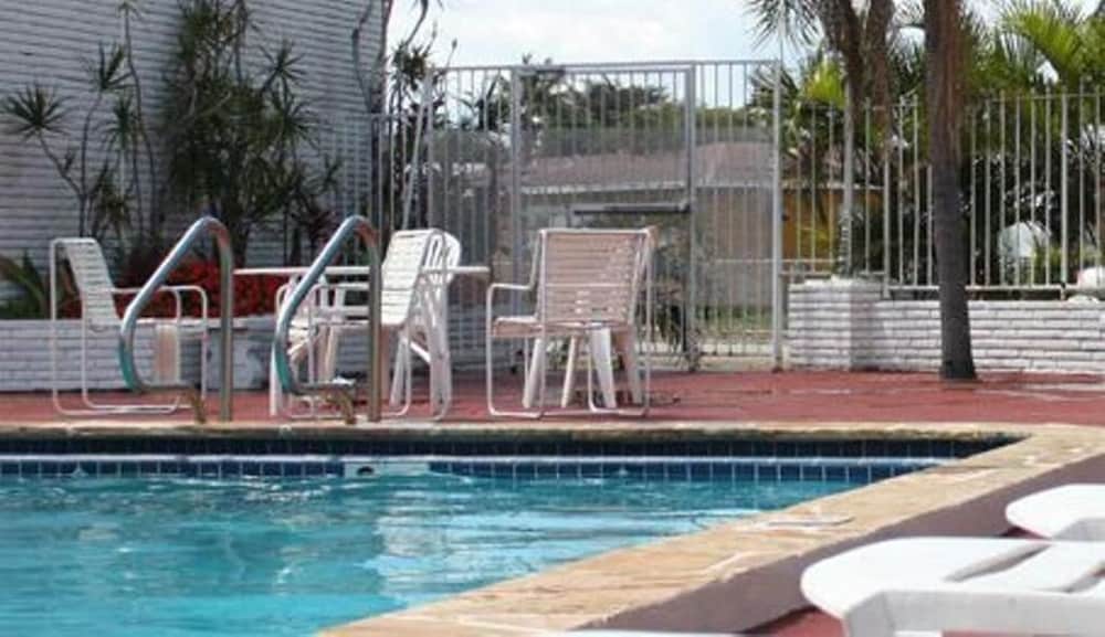Beach and Town Motel 24/50