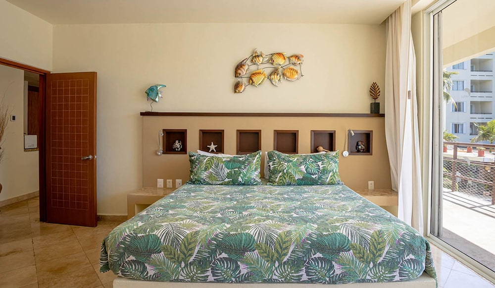 1 Bedroom, Suite, King Bed, Beach Front