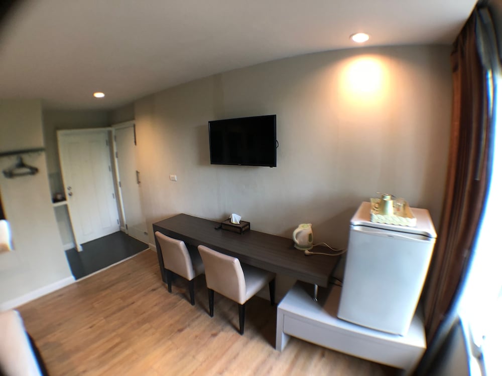 Paragon Inn 42/63