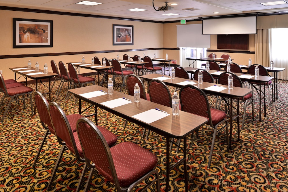 Holiday Inn Express Hotel & Suites Lincoln-Roseville Area 57/71
