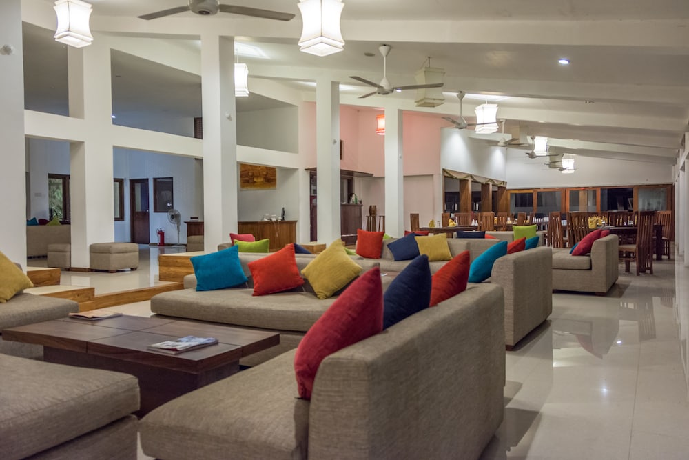 The Lakeside Hotel At Nuwarawewa 24/50