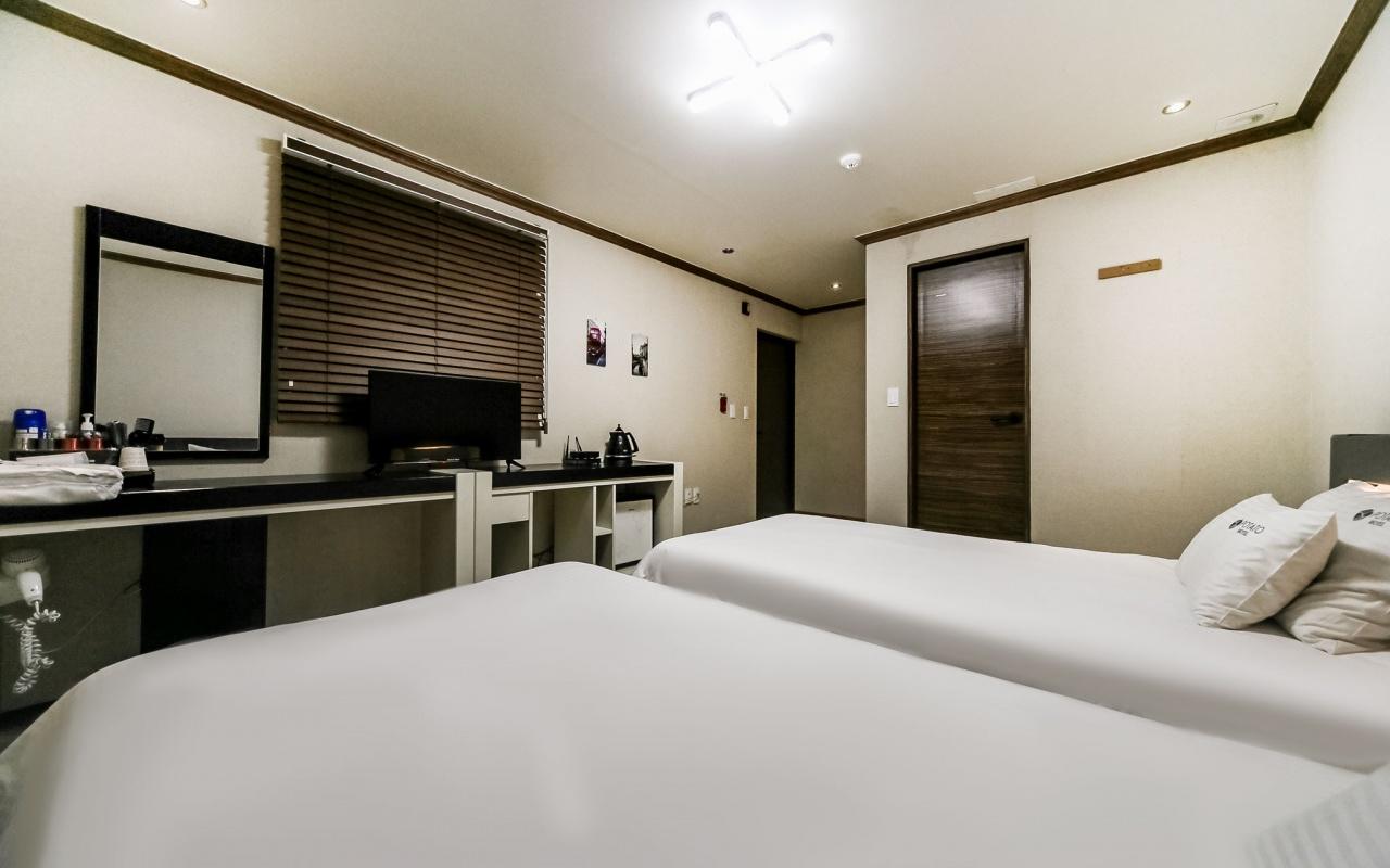 Mini, Twin Beds