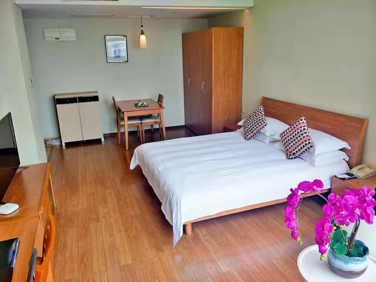 غرفة بزنس بسرير كوين بإطلالة على المدينة، East King Business Hotel 8/10