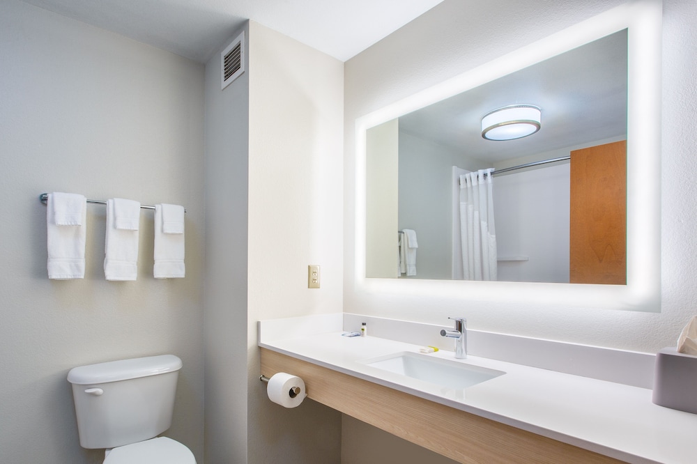 جناح بسرير كينج مع أريكة، Holiday Inn Express Hotel Suites Lewisburg 3/3