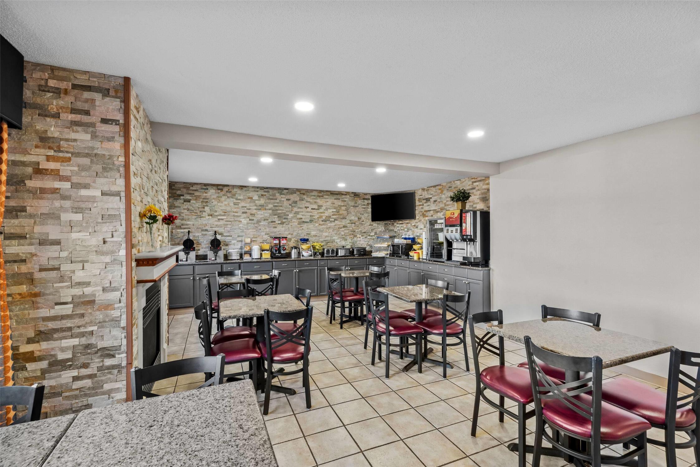 Days Inn & Suites By Wyndham Des Moines Airport 31/40