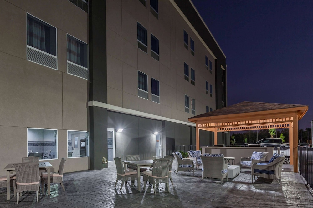 La Quinta Inn & Suites by Wyndham Houston East at Sheldon Rd 1/52