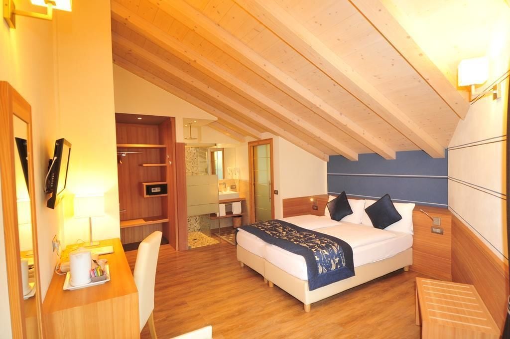 ROMANTIC, DOUBLE BED