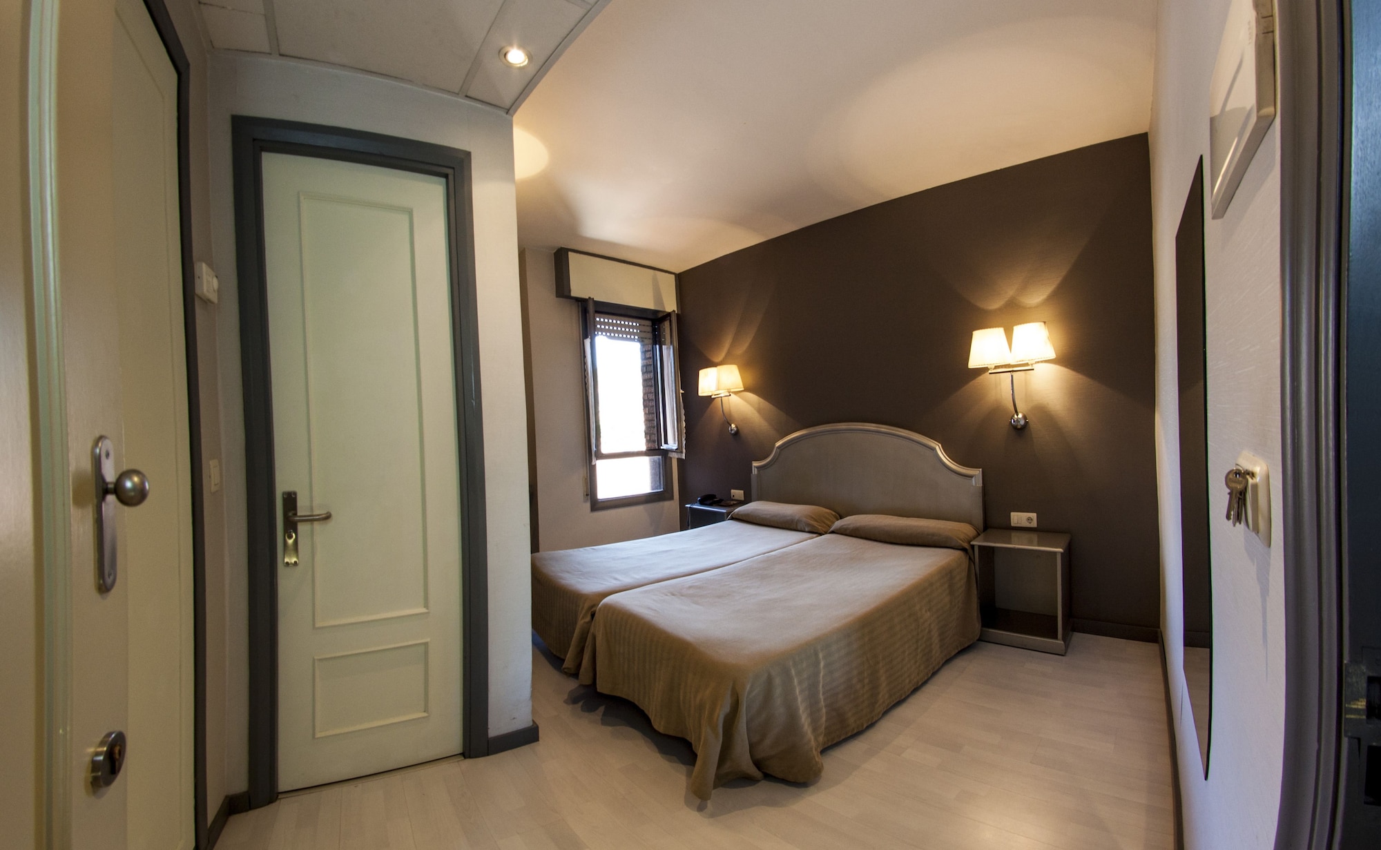 ROOM, TRIPLE, CITY VIEW