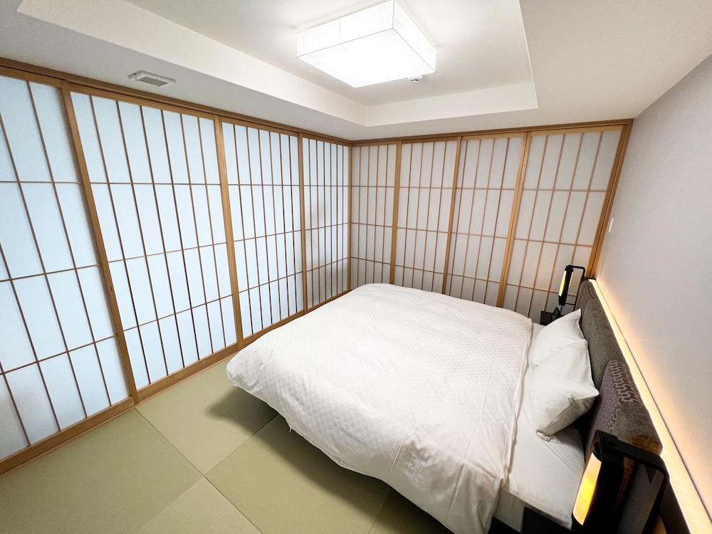 DELUXE, KING BED