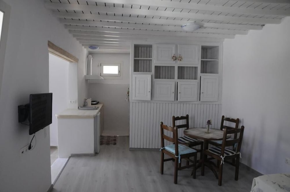 Andriani's Guest House 25/50